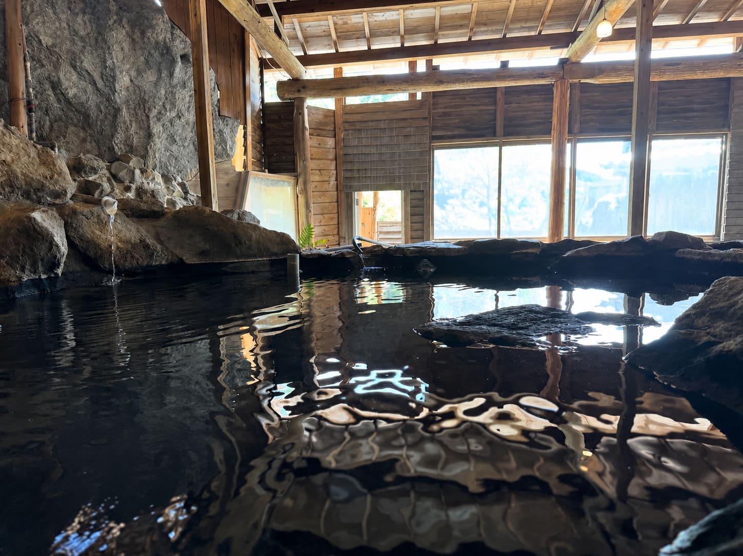 天然温泉をたたえた大きな岩造りの内風呂